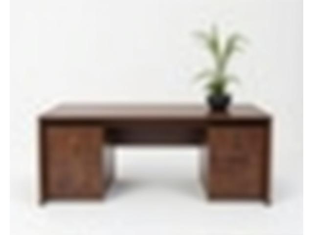 Elegant bureau van walnoothout met minimalistisch design en ingebouwde opbergruimte.